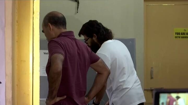 अल्लू अर्जुनला पाहून चाहते पुष्पा पुष्पा अशा घोषण्या देत होते.