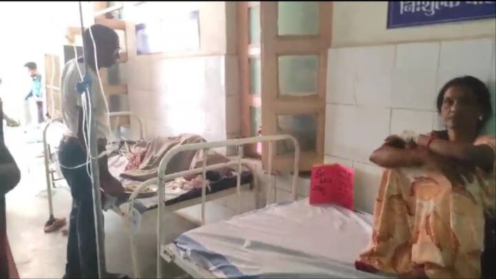 मनेन्द्रगढ़ विधानसभा क्षेत्र में दिया तले अंधेरा वाली कहावत सही साबित हो रही है. दरअसल, स्वास्थ्य मंत्री के विधानसभा क्षेत्र में ही अस्पताल की हालत ऐसी है कि मरीजों को यहां बरामदे में ही इलाज करवाना पड़ता है.