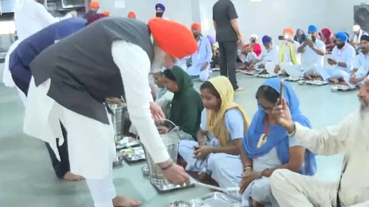 पीएम मोदी पटना साहिब गुरुद्वारे में मौजूद लोगों को जब खाना परोसा रहे थे तो वह काफी खुश दिख रहे हैं.