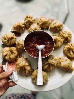 Momos: वेजिटेबल और चिकन ही नहीं, इन फ्लेवर्स में भी मिलते हैं मोमोज