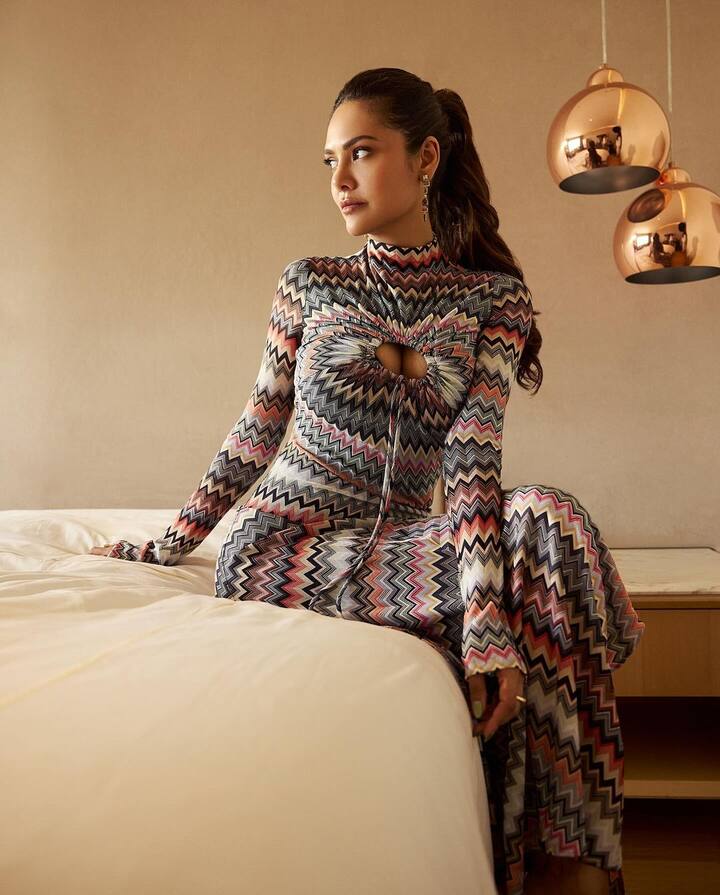 Esha wore a zig-zag patterned full-sleeved dress.