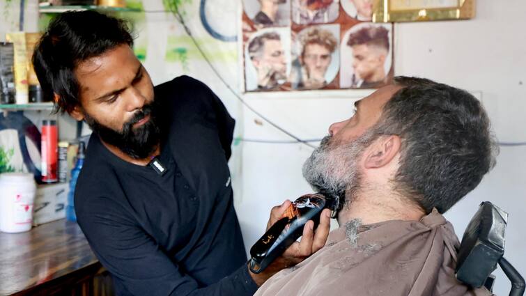 Rahul Gandhi seen getting hair cutting in Rae Bareli Congress leader changed his look See Photo Lok Sabha Election 2024: रायबरेली में हेयर कटिंग कराते दिखे राहुल गांधी, कांग्रेस नेता ने बदला लुक, तस्वीरें आई सामने