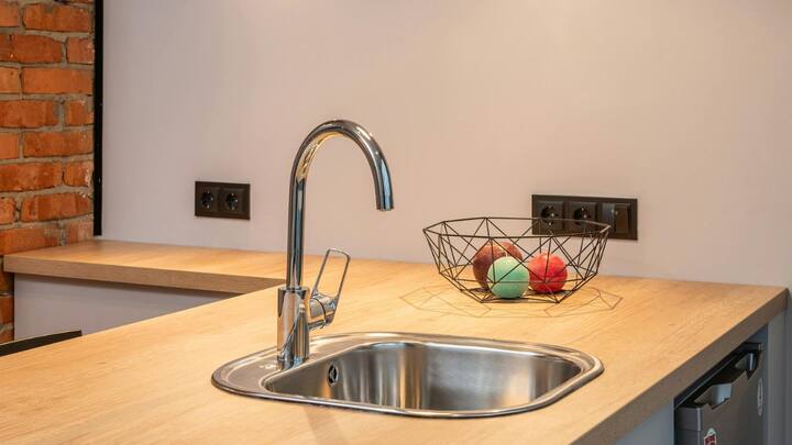 பின் தண்ணீரில் கழுவினால் சிங்க் பளிச்சென மாறி விடும்.