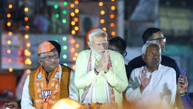 Nitish Kumar trolled on Social media for holding BJP Symbol in PM Modi rally Patna Lok Sabha Election 2024: BJP का चुनाव चिह्न थामा तो जमकर ट्रोल हुए बिहार सीएम, सोशल मीडिया यूजर बोले- 'नीतीश बाबू को तो झुंझना पकड़ा दिया'