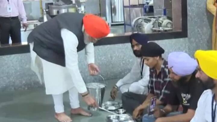 PM Modi was seen wearing a Sikh turban. (Photo: ANI)