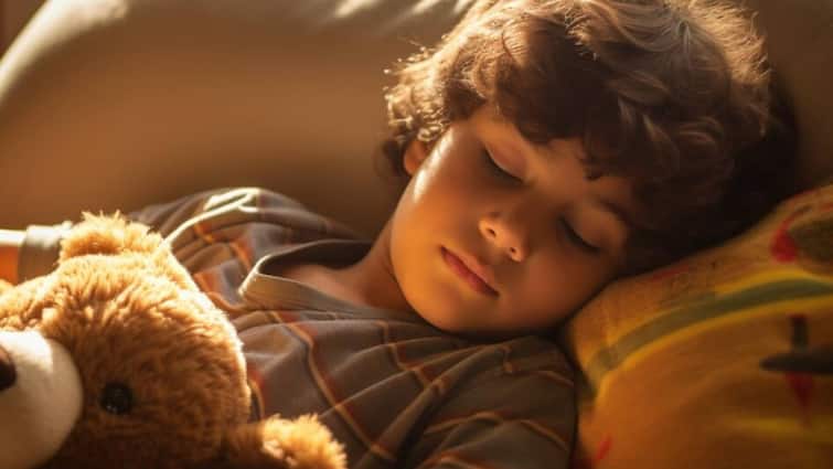 नींद पूरी न होने पर बच्चे की मेंटल हेल्थ हो सकती है खराब, हेल्थ एक्सपर्ट ने बताई ये वजह