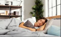 ਸੌਣ ਵੇਲੇ ਕਿਸ ਡਿਗਰੀ 'ਤੇ ਚਲਾਉਣਾ ਚਾਹੀਦਾ ਹੈ AC? ਕਈ ਵਾਰ ਲੋਕਾਂ ਤੋਂ ਹੋ ਜਾਂਦੀ ਹੈ ਇਹ ਗਲਤੀ