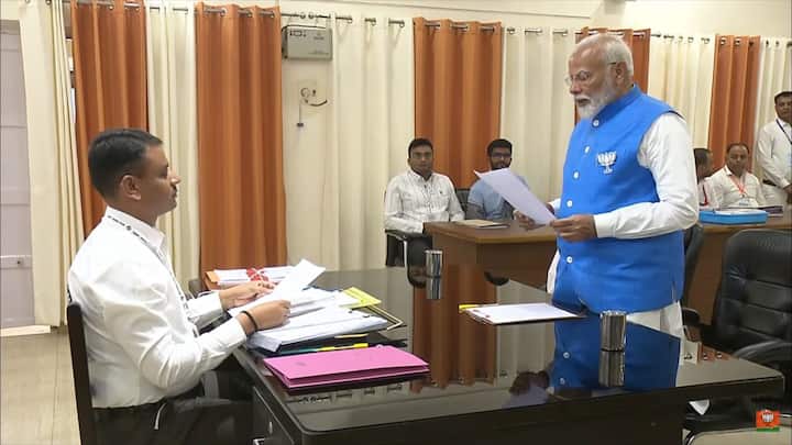 प्रधानमंत्री नरेंद्र मोदी ने लोकसभा चुनाव-2024 के लिए मंगलवार को वाराणसी से तीसरी बार नामांकन किया. पुष्य नक्षत्र में उन्होंने मुख्य निर्वाचन अधिकारी कार्यालय में पर्चा दाखिल किया.