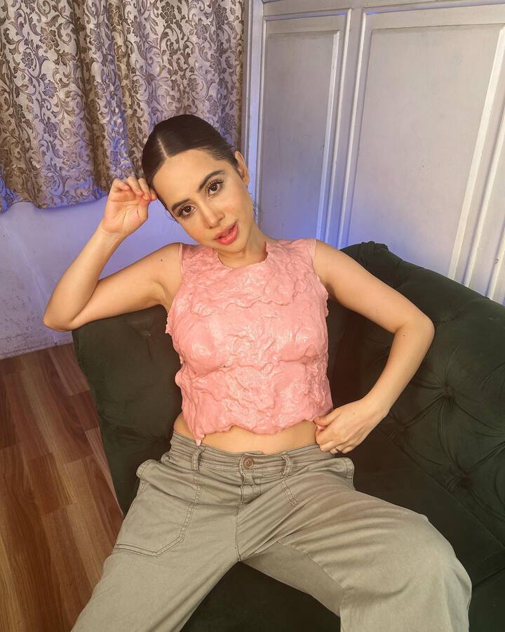 बरं, पूर्वी लोक तिच्या पोशाखांना स्वस्त आणि हास्यास्पद म्हणायचे, परंतु कालांतराने उर्फीने तिच्या फॅशन सेन्समध्ये थोडासा बदल केला आणि अचानक तिची प्रशंसा देखील होऊ लागली. जान्हवी कपूरसारख्या अभिनेत्रीही तिच्या आउटफिटचे कौतुक करत आहेत