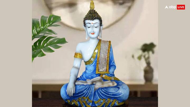 इस साल वैशाख पूर्णिमा 23 मई 2024 को है. वैशाख पूर्णिमा पर बुद्ध की मूर्ति घर लाना बेहद शुभ होता है. वास्तु और फेंगशुई के मुताबिक बुद्ध को समृद्धि और खुशहाली का सूचक माना जाता है. इनकी प्रतिमा घर में होने से नेगेटिव एनर्जी दूर रहती है.