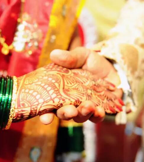 एका बाजूला परदेशी बाजारात सोन्याचे दर वाढत आहेत, तर दुसऱ्या बाजूला भारतीय बाजारात सोन्याच्या दरात घसरण होत असल्याचं चित्र पाहायला मिळत आहे.