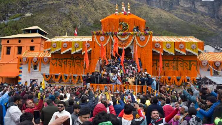 Priests locals protest in Badrinath against mismanagement of Char Dham Yatra Badrinath: 'VIP दर्शन बंद हों', बद्रीनाथ में सड़क पर उतरे पुरोहित-स्थानीय दुकानदार, जरुरी चीजों के लिए तरसे श्रद्धालु