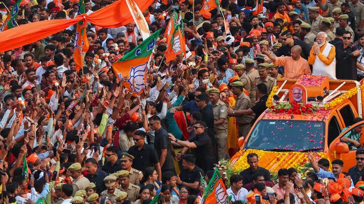 रोड शो के मार्ग में चिह्नित 11 जोन में 100 स्थानों पर विभिन्न समुदाय के लोगों ने मोदी का स्वागत किया। (फोटो: पीटीआई)