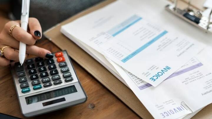 এই আয়কর জমা দেওয়ার ক্ষেত্রে কিছু কিছু ভুল এড়িয়ে চলতে হয় সচেতনভাবে। নাহলে বড় সমস্যায় পড়তে পারেন আপনিও।   ছবি- ফ্রিপিক