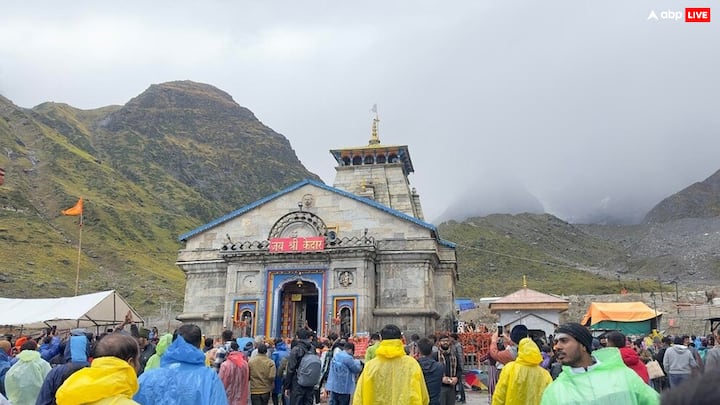 Char Dham Yatra: चार धाम यात्रा शुरू हो चुकी है. कई श्रद्धालु भगवान के दर्शन के लिए घर से निकल गए हैं, ऐसे में कुछ लोगों के मन में यह सवाल आता है, कि चार धाम यात्रा करने में कितना समय लगता है.