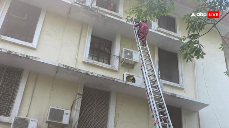 Income Tax office fire in delhi 10 fire tenders at spot दिल्ली में इनकम टैक्स की बिल्डिंग में लगी आग, एक कर्मचारी की मौत