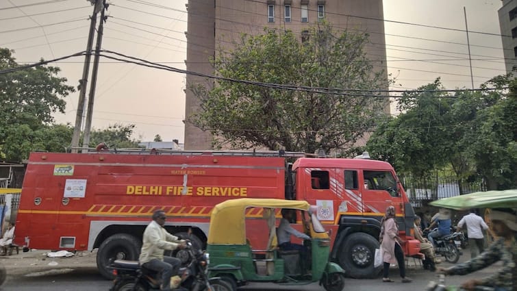delhi hospital bomb threat Police at gtb hospital hedgewar Delhi Hospital Bomb Threat: दिल्ली में अस्पतालों और तिहाड़ जेल को मिली बम से उड़ाने की धमकी, जांच में कुछ नहीं मिला