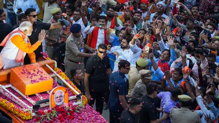 लोग बैरिकेड वाली सड़कों पर कतारबद्ध खड़े थे। कई लोग रास्ते में इमारतों की बालकनियों और छतों पर एकत्र हुए। उनमें से कुछ के हाथ में भगवा झंडे, गुब्बारे और छोटे-छोटे झंडे थे
