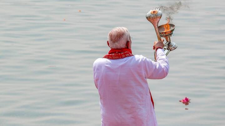 PM Modi performs rituals during the ‘Ganga Poojan’ before filing his nomination for the Varanasi Lok Sabha seat at Dashashwamedh Ghat. (Photo: PTI)
