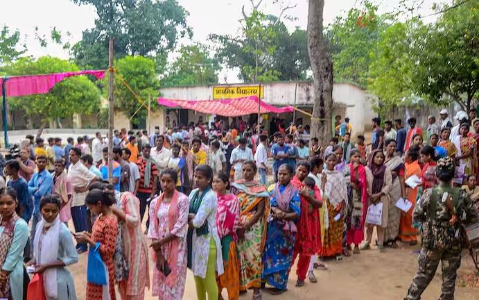 આવા નકલી મતદારોને રોકવા માટે તમામ રાજકીય પક્ષો તેમના પોલિંગ એજન્ટોને મતદાન મથક પર મોકલે છે. જે તમામ મતદારો પર નજર રાખે છે.જો એજન્ટને પોલિંગ બૂથ પર કોઈ વ્યક્તિ પર શંકા હોય તો તે તેને મતદાન કરતા રોકી શકે છે. આ માટે અલગ નિયમ પણ બનાવવામાં આવ્યો છે.