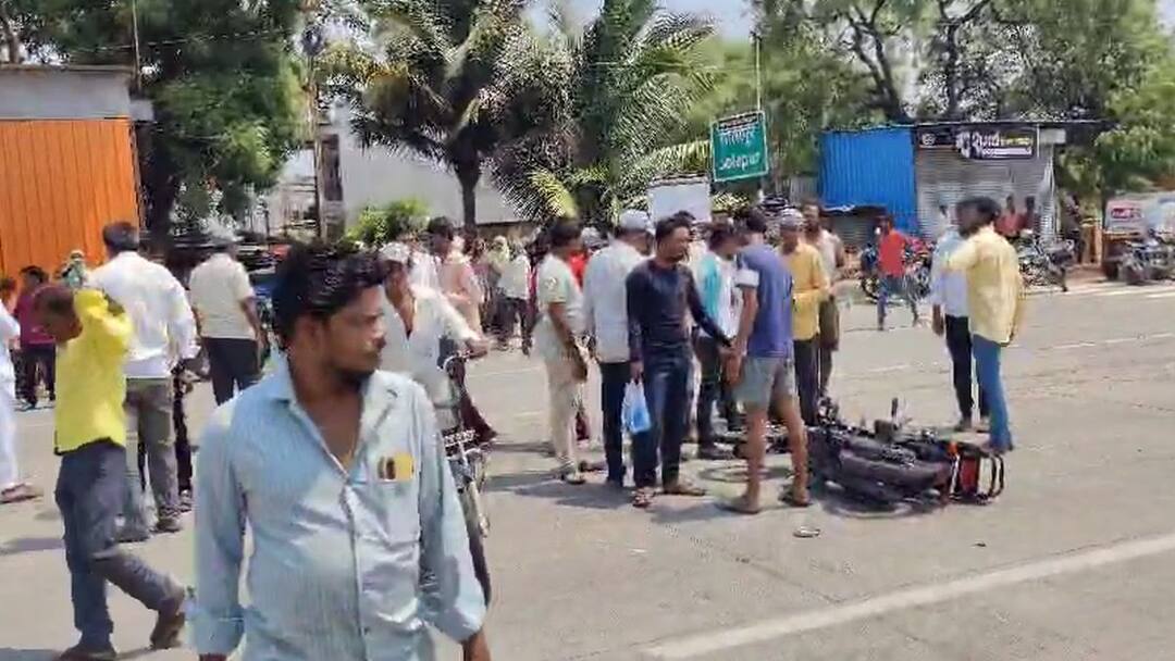 Two-wheeler accident in Degaon, Solapur; One was killed on the spot, the other seriously injured सोलापूरमधील देगावमध्ये दोन दुचाकींचा भीषण अपघात; एकजण जागीच ठार, दुसरा गंभीर जखमी