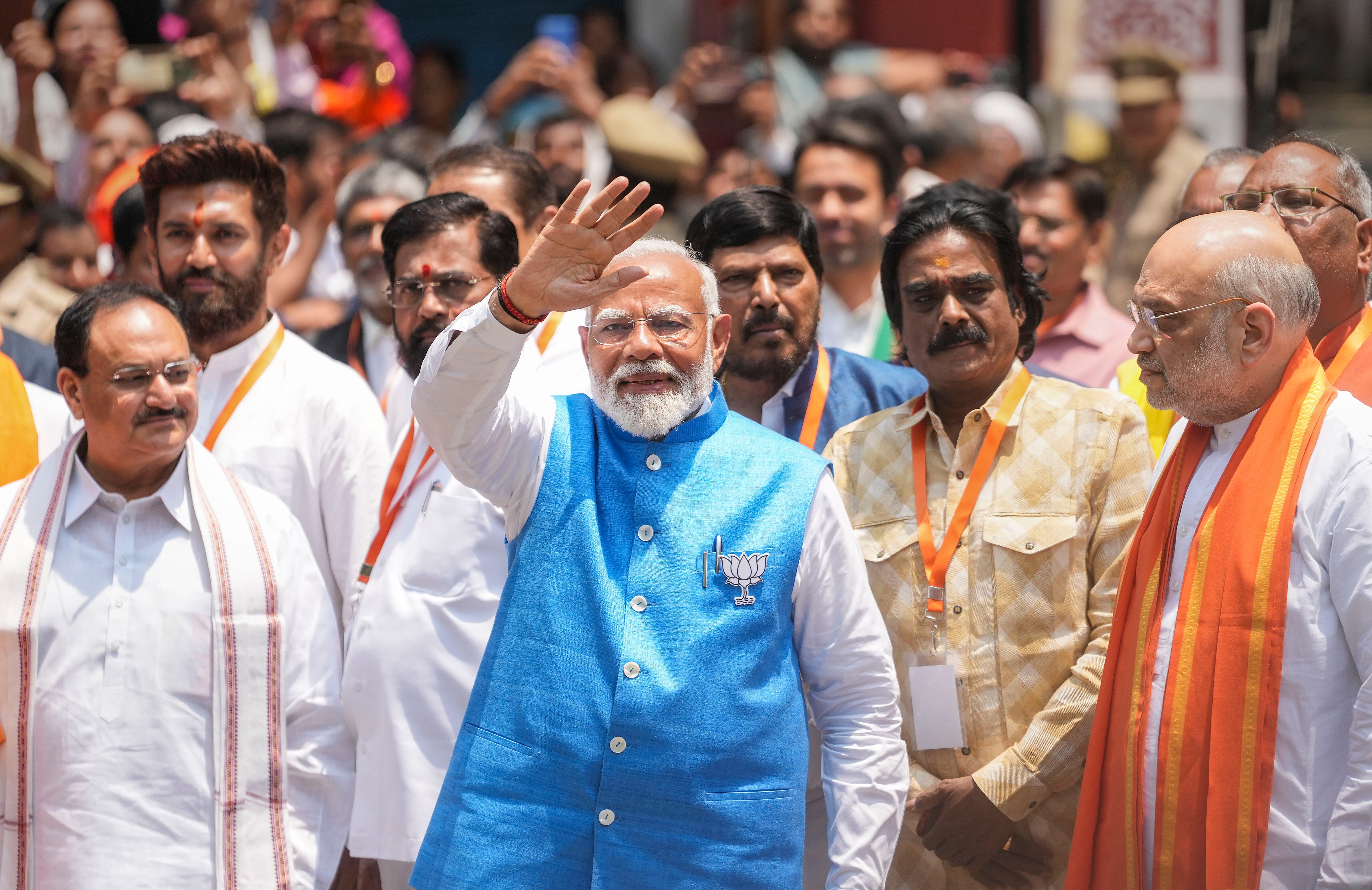 Modi Files Nomination : পরনে নীল সাদা, সঙ্গে পণ্ডিত, তৃতীয়বার বারাণসী থেকে মনোনয়ন জমা দিলেন মোদি