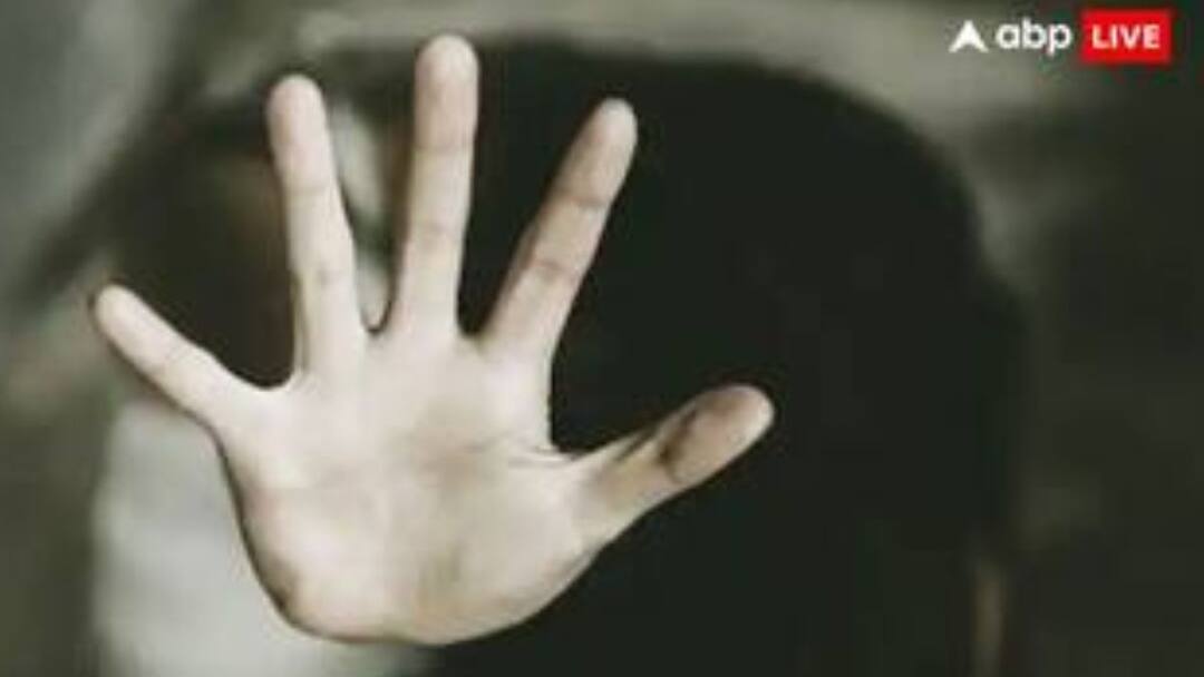 Brahmins thrashed Dalit girl for taking bath in river Fake claim truth of the viral video Fact Check UP Police Fact Check: नदी में नहाने को लेकर लड़की की पिटाई? जानें वायरल हो रहे वीडियो का सच