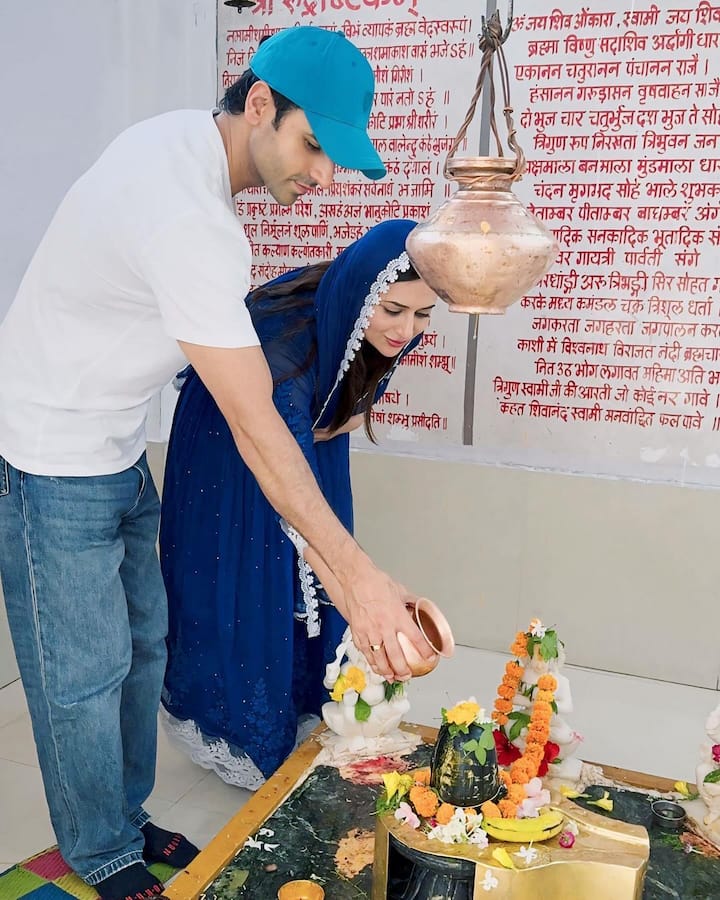 एक्सीडेंट के बाद टीवी एक्ट्रेस दिव्यांका त्रिपाठी अब काफी हद तक ठीक हो गई हैं. एक्ट्रेस हाल ही में पति विवेक दहिया संग भगवान का आशीर्वाद लेने मंदिर पहुंचीं.