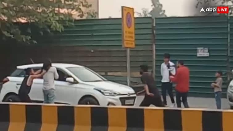 Police arrested three people for making video of kidnapping on noida sec 18 Viral Video: सड़क पर किडनैपिंग का वीडियो बनाना पड़ा भारी, उठा ले गई पुलिस और...