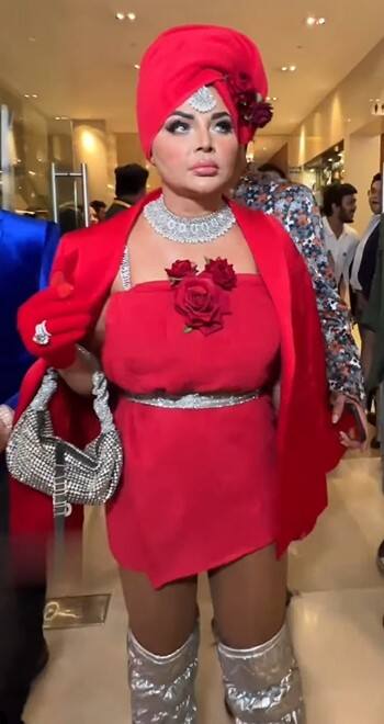 ਰਾਖੀ ਸਾਵੰਤ ਨੇ ਉਰਫ਼ੀ ਨੂੰ ਛੱਡਿਆ ਪਿੱਛੇ, ਤੌਲੀਆ ਲਪੇਟ ਨਿਕਲੀ ਬਾਹਰ...