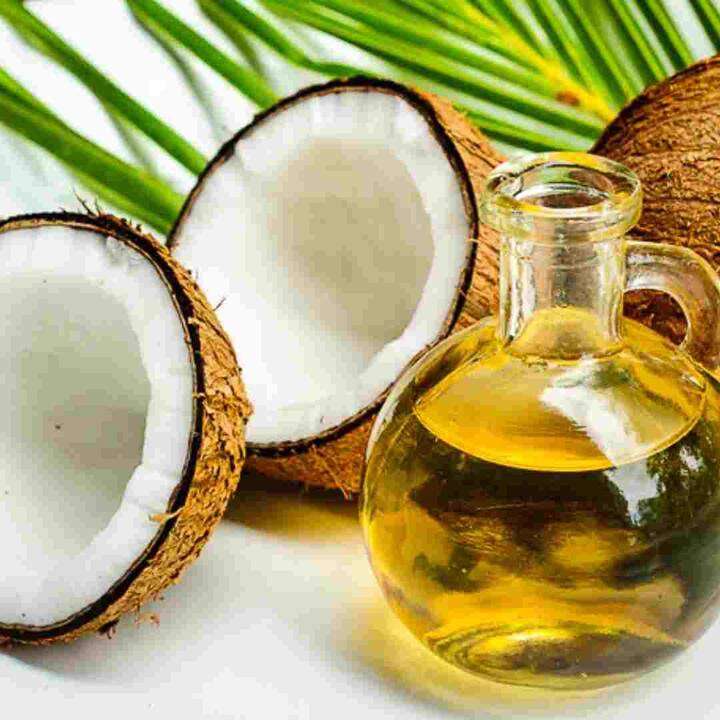ਚਮੜੀ ਨੂੰ ਸਿਹਤਮੰਦ ਰੱਖਣ ਲਈ ਨਾਰੀਅਲ ਤੇਲ ਅਤੇ ਜੈਤੂਨ ਦੇ ਤੇਲ ਦੀ ਵਰਤੋਂ ਬਹੁਤ ਪ੍ਰਭਾਵਸ਼ਾਲੀ ਮੰਨੀ ਜਾਂਦੀ ਹੈ। ਇਸ ਵਿਚ ਨਾ ਸਿਰਫ ਐਂਟੀ-ਬੈਕਟੀਰੀਅਲ ਅਤੇ ਐਂਟੀ-ਇੰਫਲੇਮੇਟਰੀ ਗੁਣ ਹੁੰਦੇ ਹਨ, ਇਹ ਚਮੜੀ ਨੂੰ ਨਮੀ ਵੀ ਪ੍ਰਦਾਨ ਕਰਦਾ ਹੈ। ਇਸ ਨਾਲ ਤੁਸੀਂ ਖੁਸ਼ਕ ਚਮੜੀ, ਖੁਜਲੀ ਆਦਿ ਸਮੱਸਿਆਵਾਂ ਤੋਂ ਦੂਰ ਰਹਿ ਸਕਦੇ ਹੋ। ਗਰਭ ਅਵਸਥਾ ਦੌਰਾਨ ਹਲਕੇ ਹੱਥਾਂ ਨਾਲ ਪੇਟ 'ਤੇ ਨਾਰੀਅਲ ਤੇਲ ਲਗਾਓ।