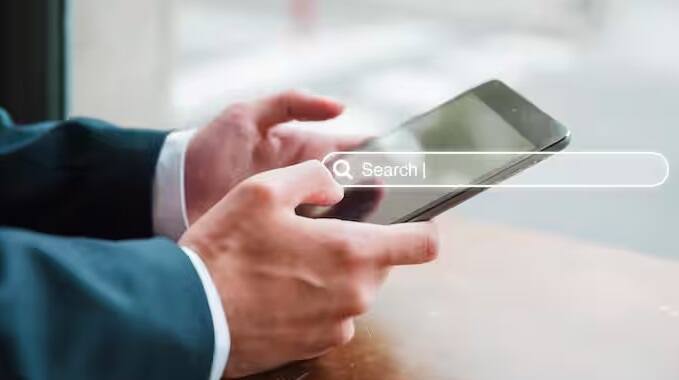 ક્રોમ એ મોબાઈલ ફોન માટે પ્રખ્યાત સર્ચિંગ વેબ બ્રાઉઝર છે. આમાં આપણે જે પણ સર્ચ કરીએ છીએ તે હિસ્ટ્રી બનીને સેવ થાય છે. ગૂગલ ક્રોમ હિસ્ટ્રીને લોક કરવા માટે ફિંગરપ્રિન્ટ લોક ફીચર Incognito Mode લોન્ચ કરાયું છે જેની મદદથી હિસ્ટ્રીને સિક્યોર કરી શકાય છે.