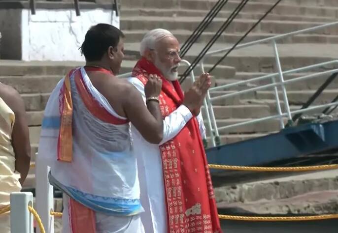 प्रधानमंत्री नरेंद्र मोदी ने नामांकन से पहले वाराणसी के दशाश्वमेध घाट पर पूजा-अर्चना की.