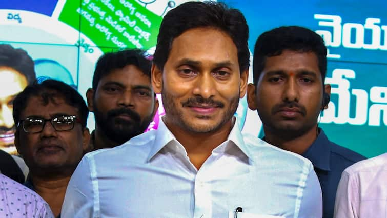 CBI Court permits AP CM Jagan to go to foreign tour CM Jagan Tour: సీఎం జగన్ విదేశీ టూర్‌కు సీబీఐ కోర్టు గ్రీన్ సిగ్నల్