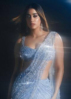 ट्रेडिशनल स्टाइल भूल जाइए, साड़ी में ग्लैमरस दिखना है तो फॉलो करें जाह्नवी कपूर के ये लुक