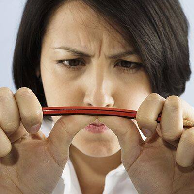 चिंता के लिए एक जार बनाएं- अपनी चिंताओं को कागज की पर्चियों पर लिखें और उन्हें एक जार में रखें. सप्ताह में एक बार अपनी चिंताओं की समीक्षा के लिए कुछ समय निकालें. ऐसा करके आप पाएंगे कि उनमें से कुछ निराधार थे या पहले ही हल हो चुके हैं, जिससे आपके दिमाग को आराम देने में मदद मिलेगी.