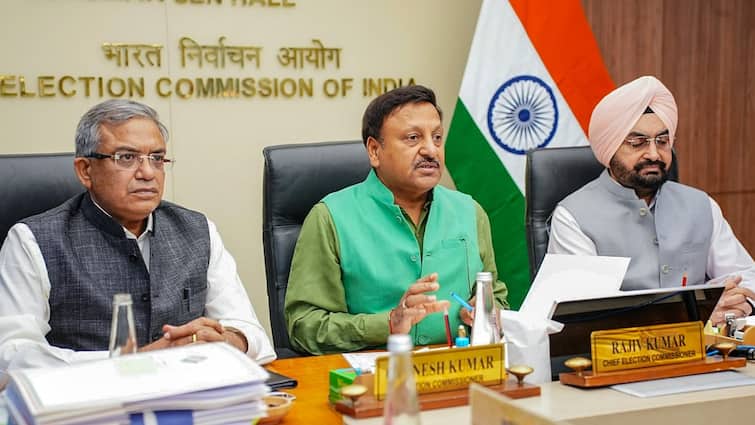 चुनाव आयोग ने भेजा सियासी दलों के अध्यक्षों को नोटिस, TMC बोली- ‘ये है मोदी आचार संहिता’