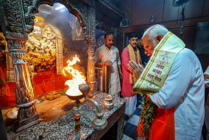 Prime Minister Narendra Modi offers prayers at Kaal Bhairav temple in Varanasi. (Photo: PTI)
