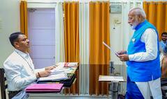 Narendra Modi Files Nomination: রাজনীতিক নন, তবু মোদির মনোনয়ন পেশের সময় ঠিক পাশে রইলেন এই ব্যক্তি,  কে ইনি?