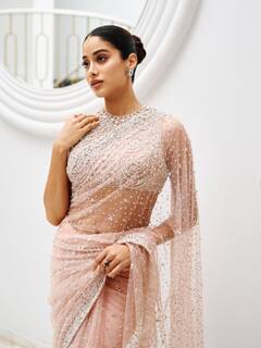 ट्रेडिशनल स्टाइल भूल जाइए, साड़ी में ग्लैमरस दिखना है तो फॉलो करें जाह्नवी कपूर के ये लुक