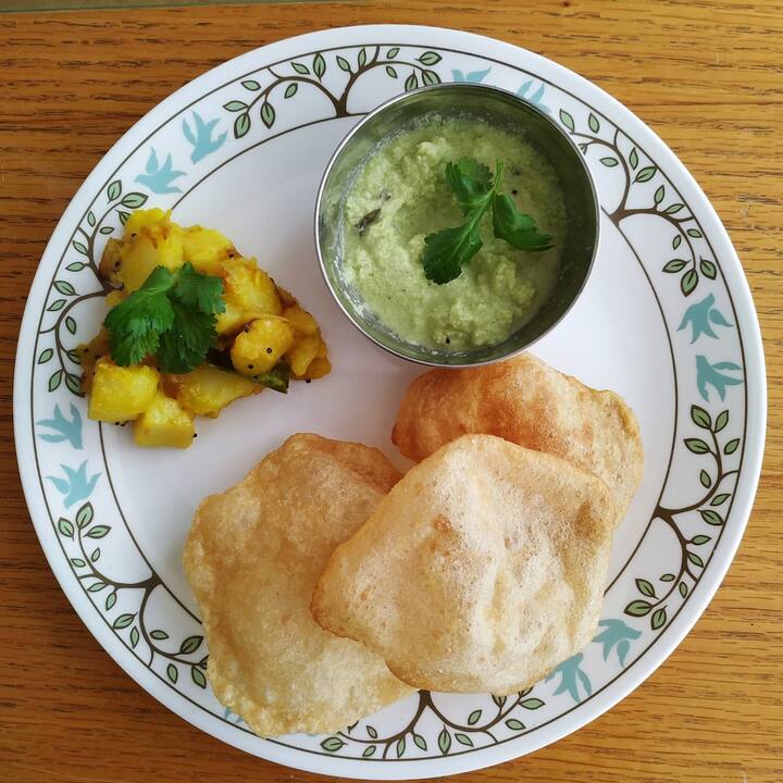 பூரி மாவில் தண்ணீர் ஊற்றி பிசைவதற்கு பதிலாக, ஒரு கப் பால் ஊற்றி பிசைந்து பூரி சுட்டால் மென்மையாகவும் சுவையாகவும் இருக்கும்.