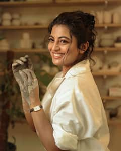 Anandhi Latest Photos : ఓంకార్ అన్న షో నుంచి హీరోయిన్​గా ఎదిగిన ఆనంది.. ఇప్పుడు మట్టితో ఆడుకుంటుంది