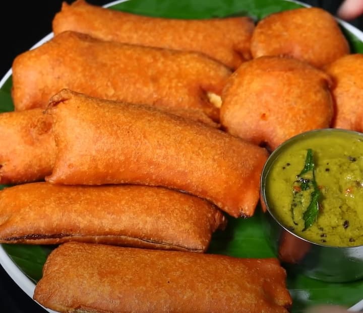 பஜ்ஜி மாவில் சிறிதளவு அரிசி மாவு சேர்த்தால், எண்ணெய் குடிக்காது பஜ்ஜியும் சுவையாக இருக்கும்.