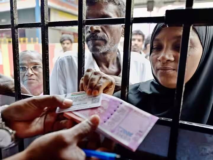 মহিলা সম্মান সঞ্চয় শংসাপত্র: একজন সর্বনিম্ন ₹1,000 এবং ₹100 এর গুণে জমা করতে পারেন। সুদের হার হবে বার্ষিক ৭.৫ শতাংশ।