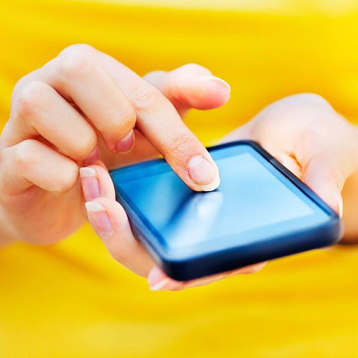 सोशल मीडिया को सीमित करें- नकारात्मक खबरों और सोशल मीडिया के लगातार संपर्क में रहने से चिंताएं और घबराहट बढ़ सकती है. सोशल मीडिया प्लेटफॉर्म पर अपना समय सीमित रखें और बिना अभिभूत हुए सूचित रहने के लिए विश्वसनीय समाचार स्रोतों का चुनाव करें.