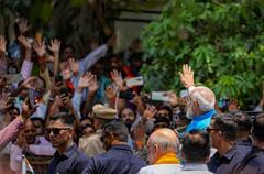 Narendra Modi Files Nomination: রাজনীতিক নন, তবু মোদির মনোনয়ন পেশের সময় ঠিক পাশে রইলেন এই ব্যক্তি,  কে ইনি?