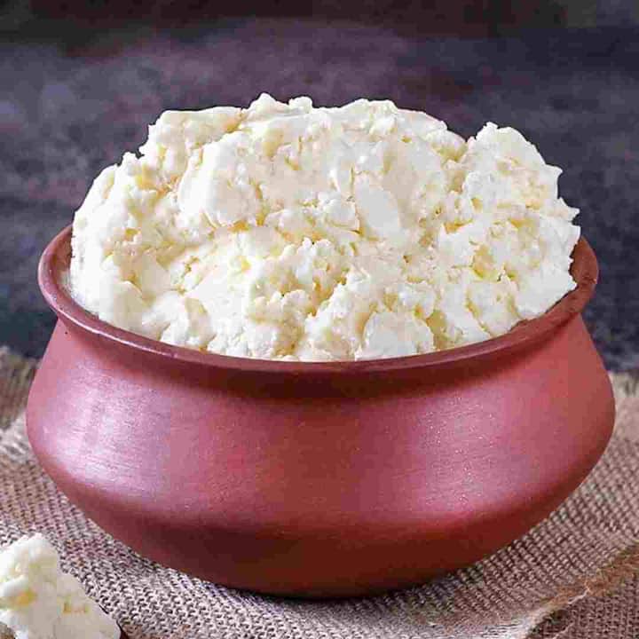 ਸ਼ੀਆ ਮੱਖਣ ਨੂੰ ਚਮੜੀ ਨੂੰ ਨਮੀ ਪ੍ਰਦਾਨ ਕਰਨ ਲਈ ਇੱਕ ਵਧੀਆ ਨਮੀ ਦੇਣ ਵਾਲਾ ਮੰਨਿਆ ਜਾਂਦਾ ਹੈ। ਇਸ ਵਿਚ ਮੌਜੂਦ ਤੱਤ ਚਮੜੀ ਨੂੰ ਲੰਬੇ ਸਮੇਂ ਤੱਕ ਹਾਈਡਰੇਟ ਰੱਖਦੇ ਹਨ ਅਤੇ ਫਲੀਕੀ ਚਮੜੀ, ਖਾਰਸ਼ ਵਰਗੀਆਂ ਸਮੱਸਿਆਵਾਂ ਤੋਂ ਬਚਣ ਵਿਚ ਮਦਦ ਕਰਦੇ ਹਨ। ਗਰਭ ਅਵਸਥਾ ਦੌਰਾਨ ਚਮੜੀ 'ਤੇ ਖੁਜਲੀ ਅਤੇ ਜਲਨ ਤੋਂ ਰਾਹਤ ਪਾਉਣ ਲਈ, ਤੁਸੀਂ ਇਸ ਨੂੰ ਪ੍ਰਭਾਵਿਤ ਖੇਤਰਾਂ 'ਤੇ ਲਗਾ ਸਕਦੇ ਹੋ।