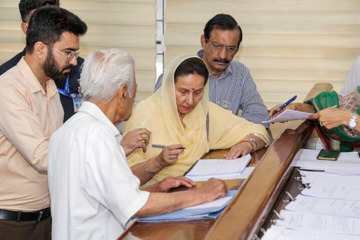 पंजाब की पटियाला संसदीय क्षेत्र से बीजेपी उम्मीदवार और चार बार की सांसद परनीत कौर ने सोमवार (13 मई) को अपना नामांकन पत्र दाखिल किया.