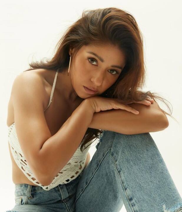 दिल्ली में जन्मी सुनिधि चौहान ने 5 साल की उम्र में लोकल समारोहों में परफॉर्म करके अपने करियर की शुरुआत की थी. उन्होंने 13 साल की उम्र में फिल्म 'शास्त्र' (1996) से अपने करियर की शुरुआत की. सुनिधि चौहान ने 2000 में 'फ़िज़ा' के गाने 'महबूब मेरे' से खूब पॉपुलैरिटी बटोरी थी.