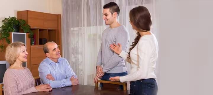 તેમના મંતવ્યોનું સન્માન કરો- તમારા સાસરિયાઓના મંતવ્યો, મૂલ્યો અને દૃષ્ટિકોણનું સન્માન કરવું તેમની સાથે સારો સંબંધ બાંધવામાં ફાયદાકારક સાબિત થઈ શકે છે. જો તમે હંમેશા તેમના દૃષ્ટિકોણ સાથે સહમત ન હો, તો પણ તેમની વાત શાંતિથી સાંભળો અને પછી દલીલ કરવાને બદલે તમારી વાત યોગ્ય અને નમ્રતાથી સમજાવો.